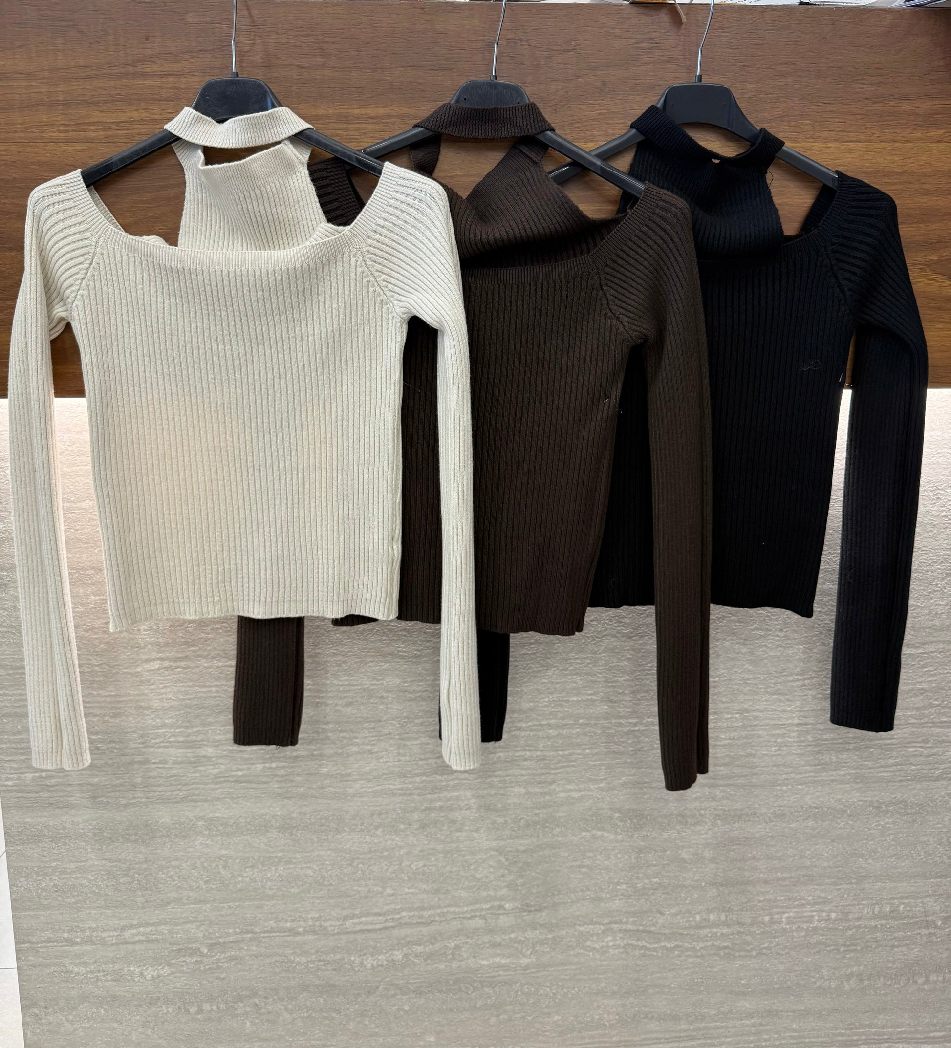 Maglia a costine con choker