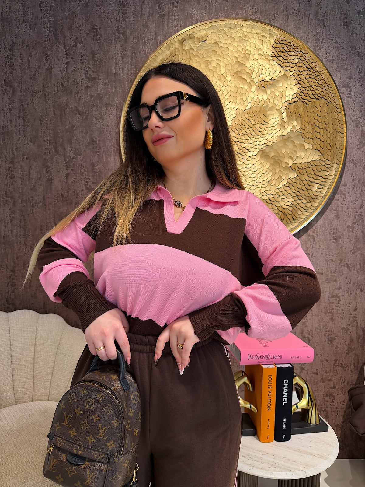 Maglione a righe rosa marrone