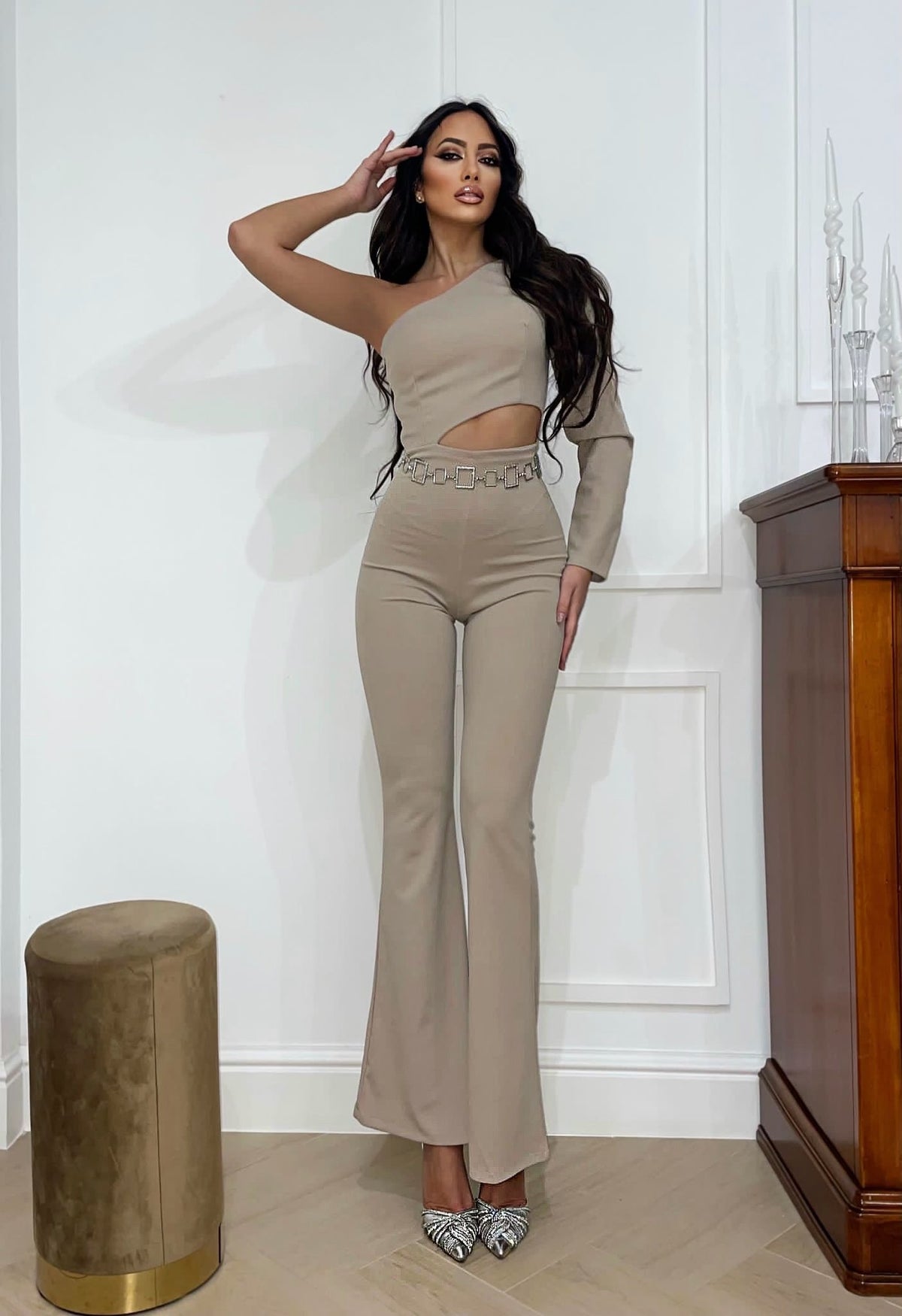 Tuta monospalla beige con oblò