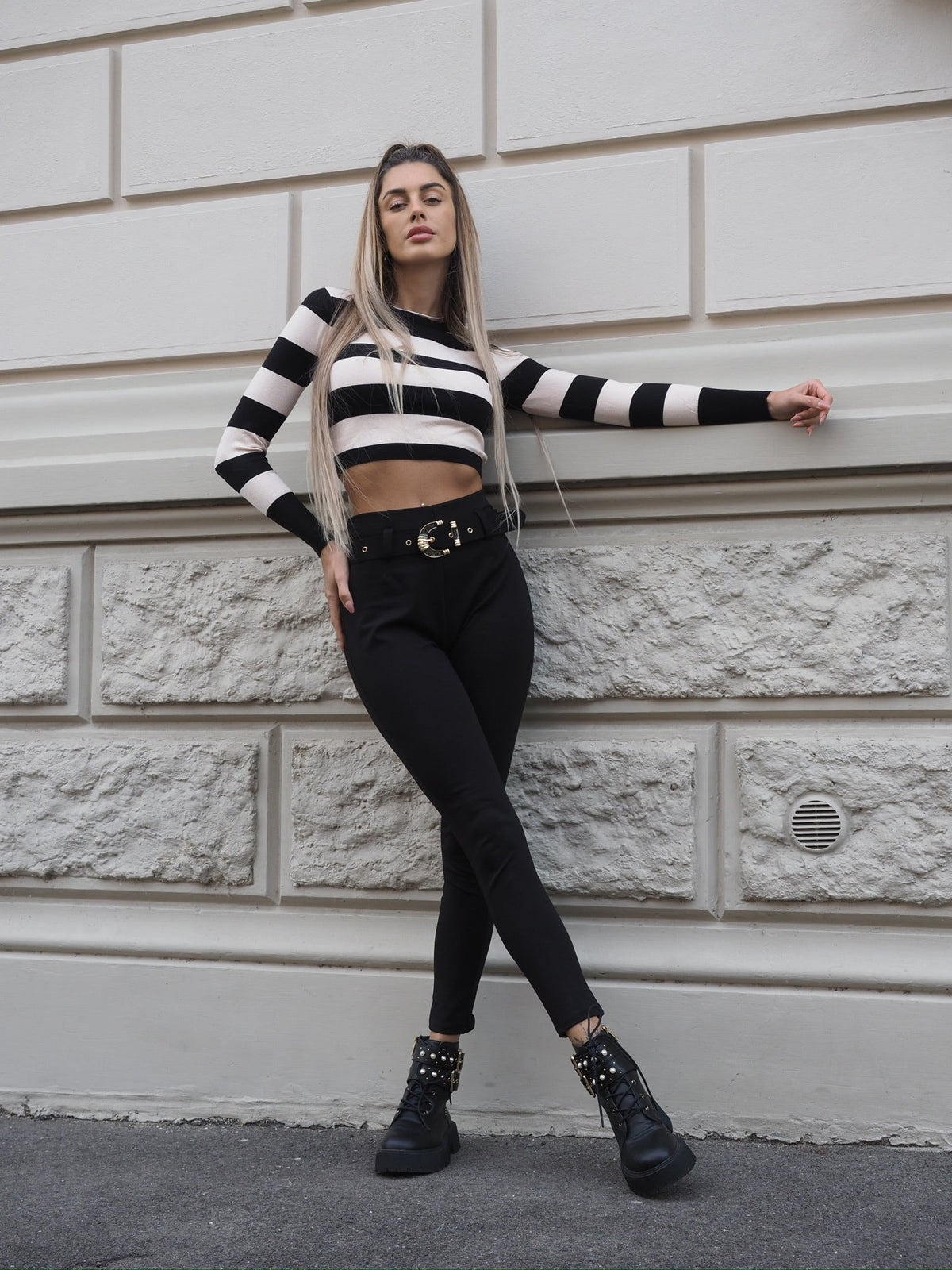Pantalone nero con cintura oro