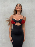 Abito aderente con rose rosse
