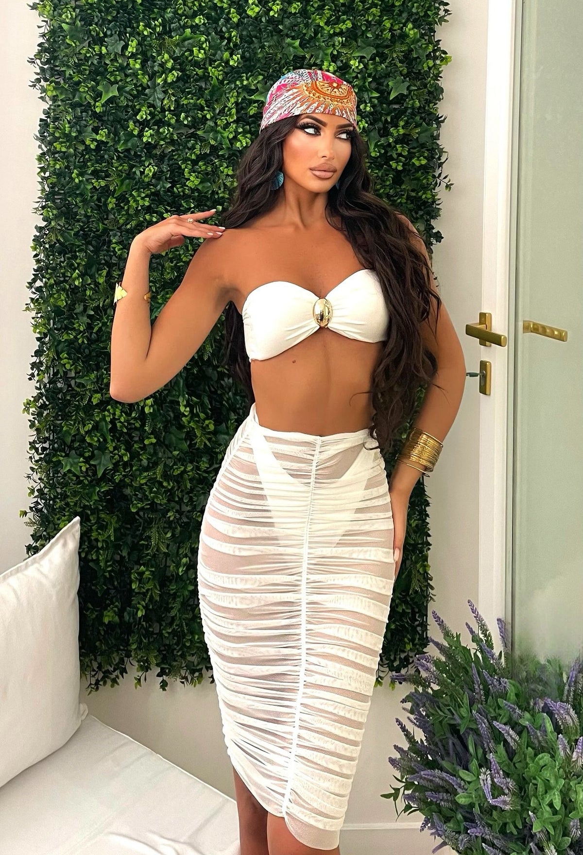 Bikini bianco tre pezzi con gioiello e gonna drappeggiata