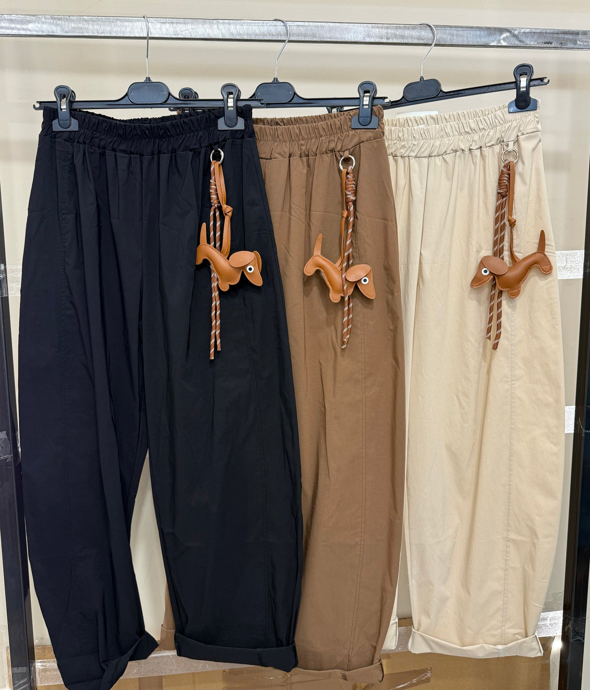 Pantalone con charm dog