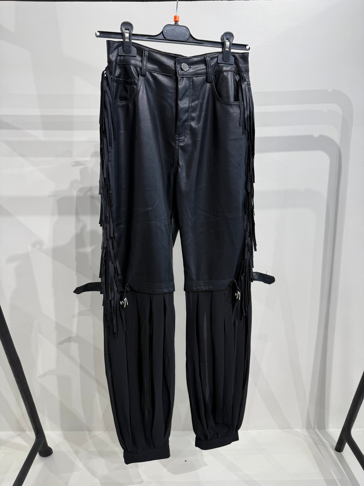 Pantalone in ecopelle con frange