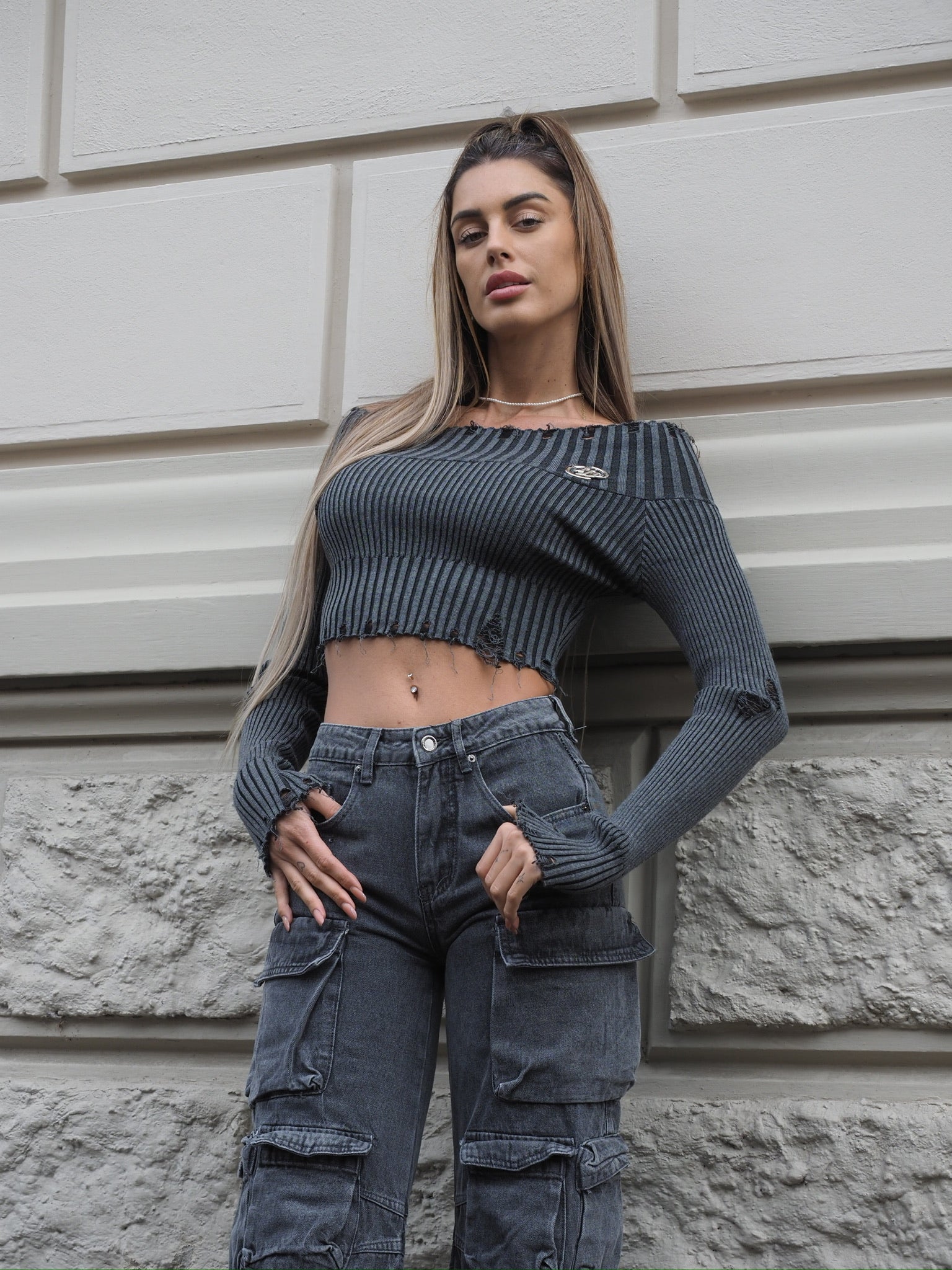 Maglione grigio con scollo a barchetta