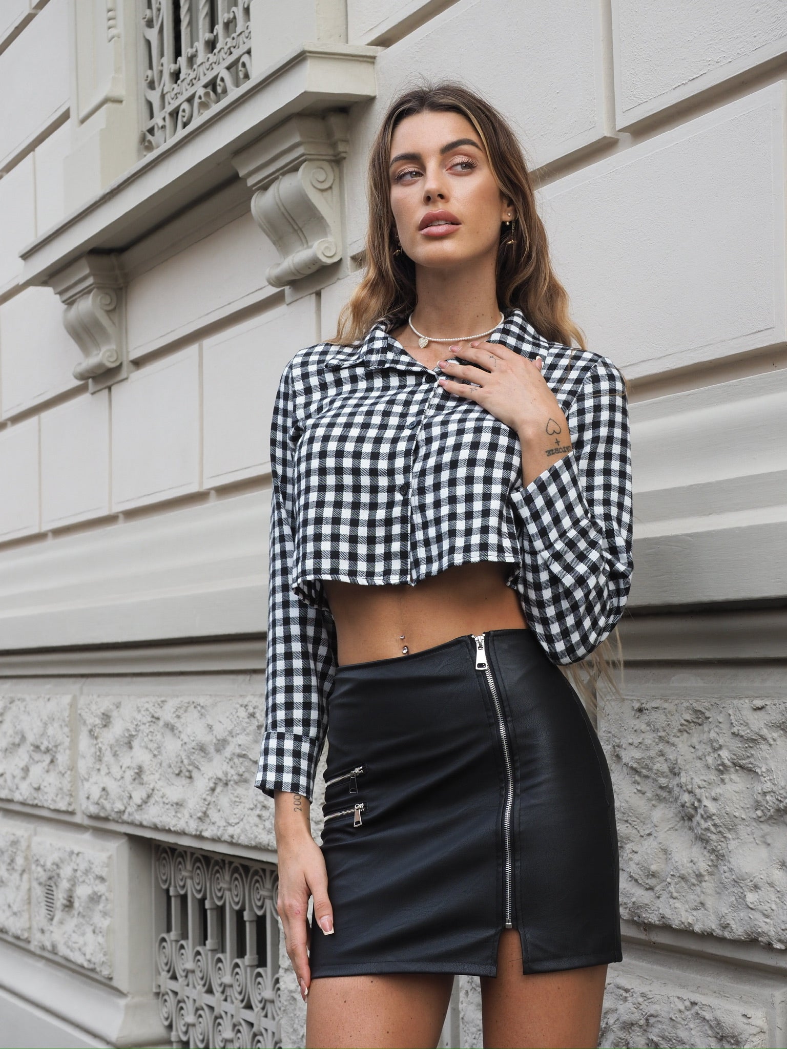 Camicia crop a quadri bianco nero