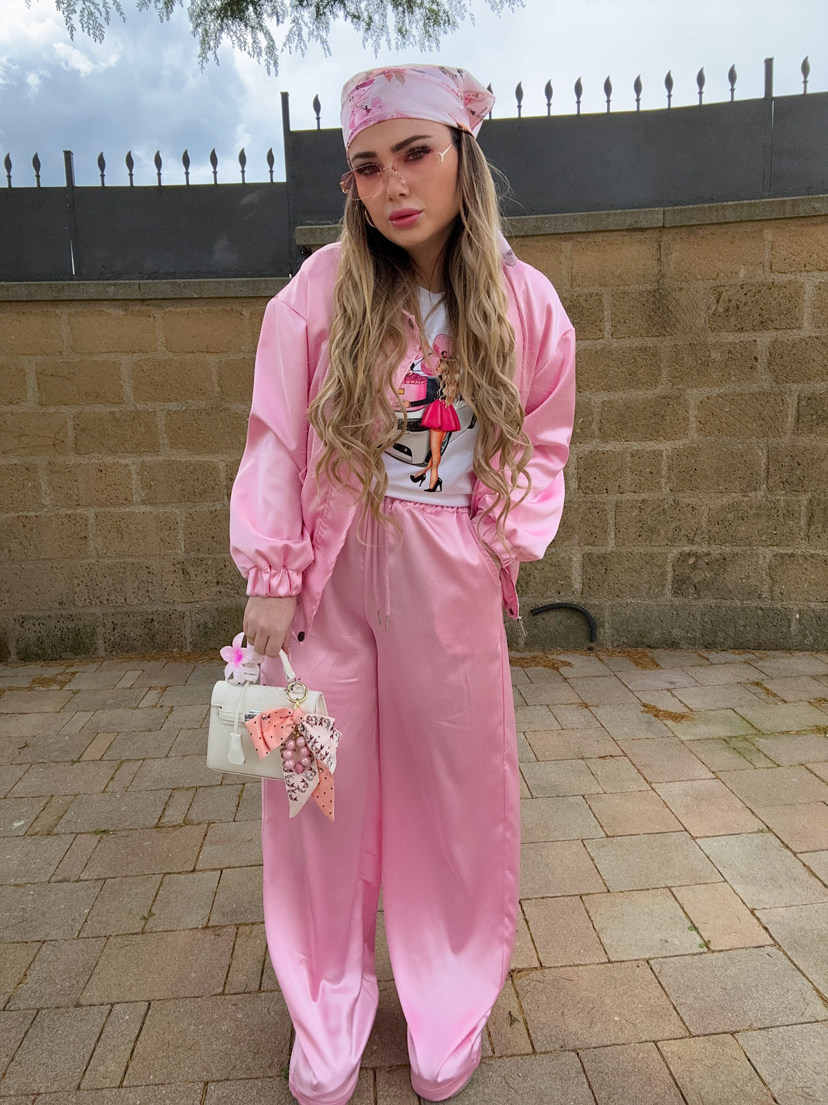 Bomber e pantalone rosa