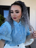 Camicia con fiori ricamati