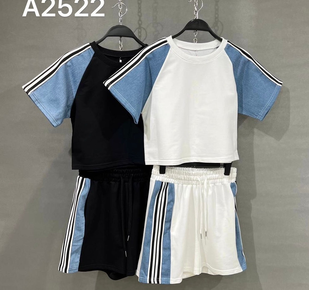 Completo sportivo maglia e short con dettaglio denim