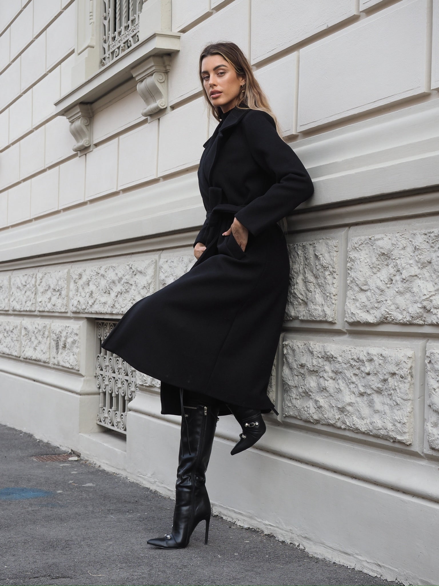 Cappotto nero con cintura
