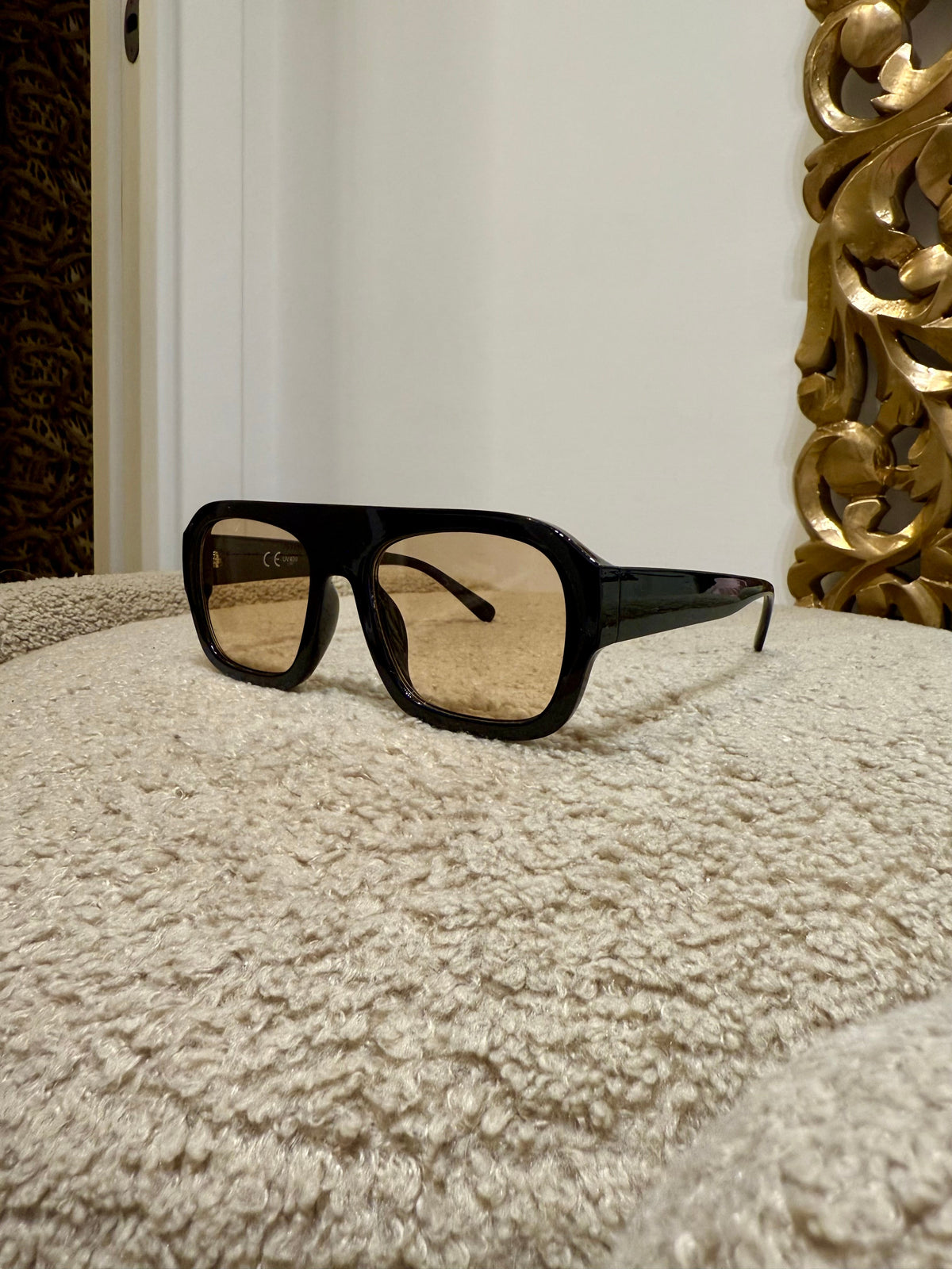 Occhiale nero con lente chiara