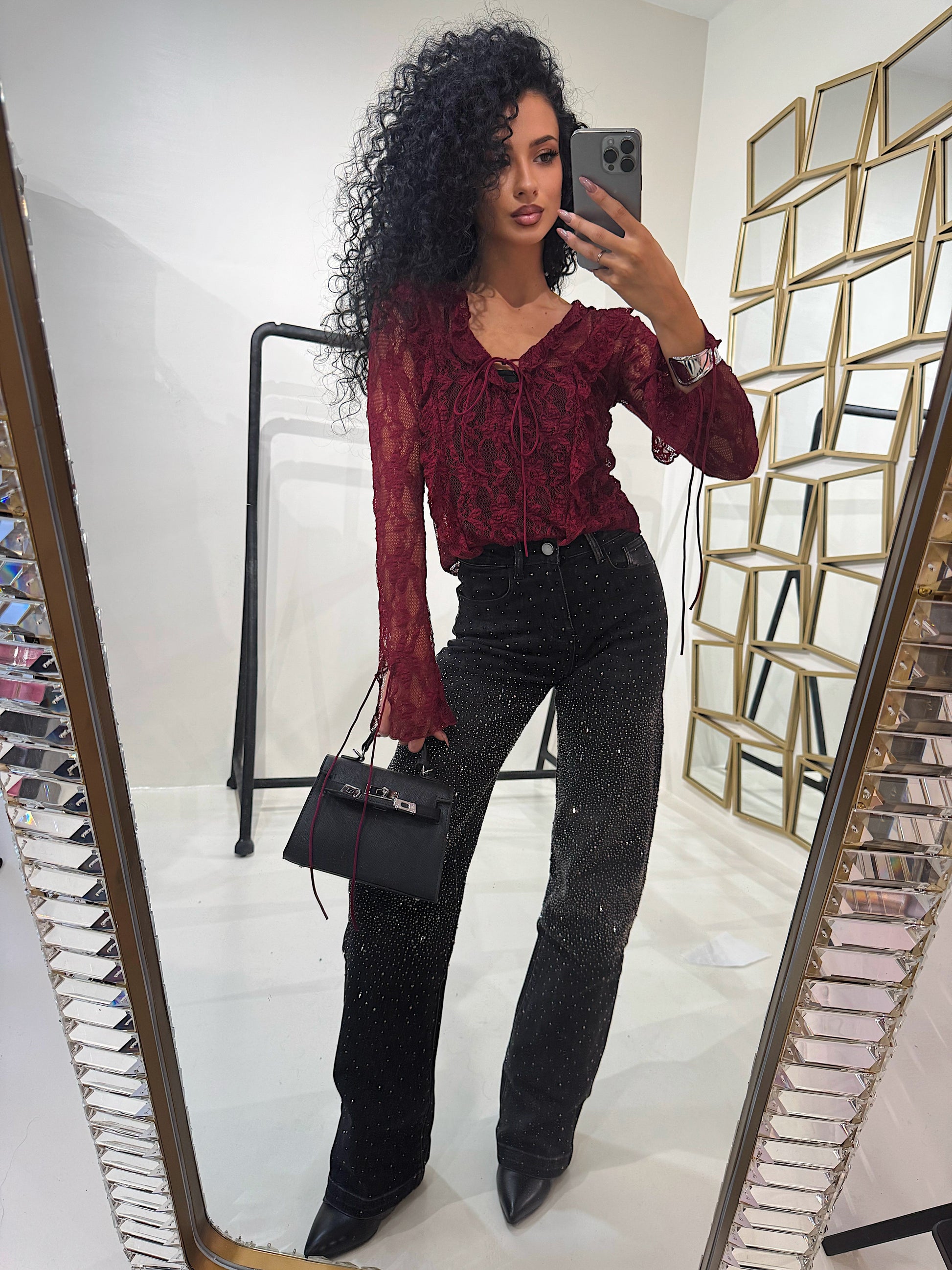 Blusa in pizzo con scollo e lacci sulla manica