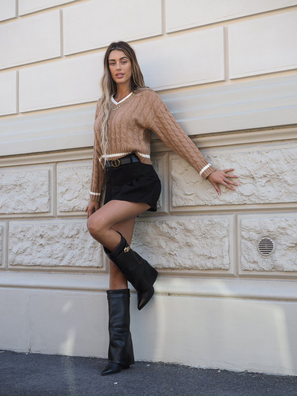 Maglione Camel con scollo e strass