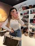 Maglia con spacco e gioiello oro
