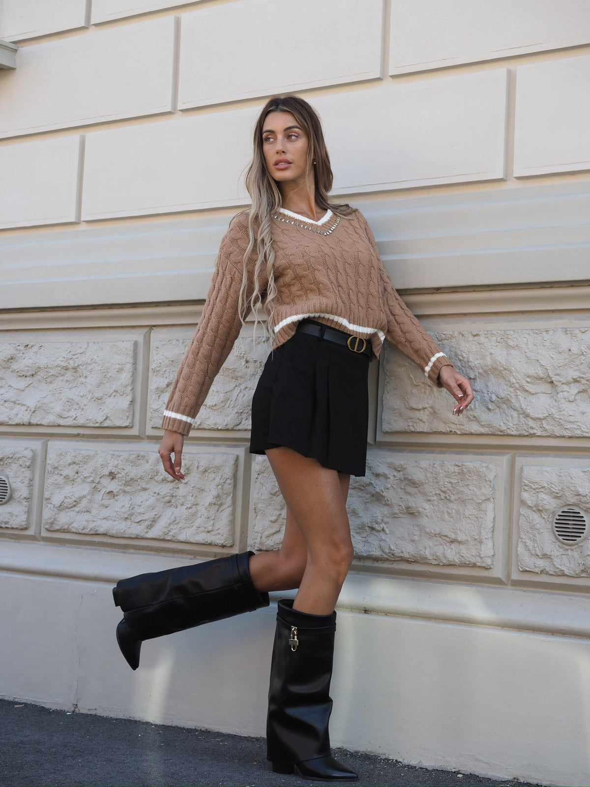 Maglione Camel con scollo e strass