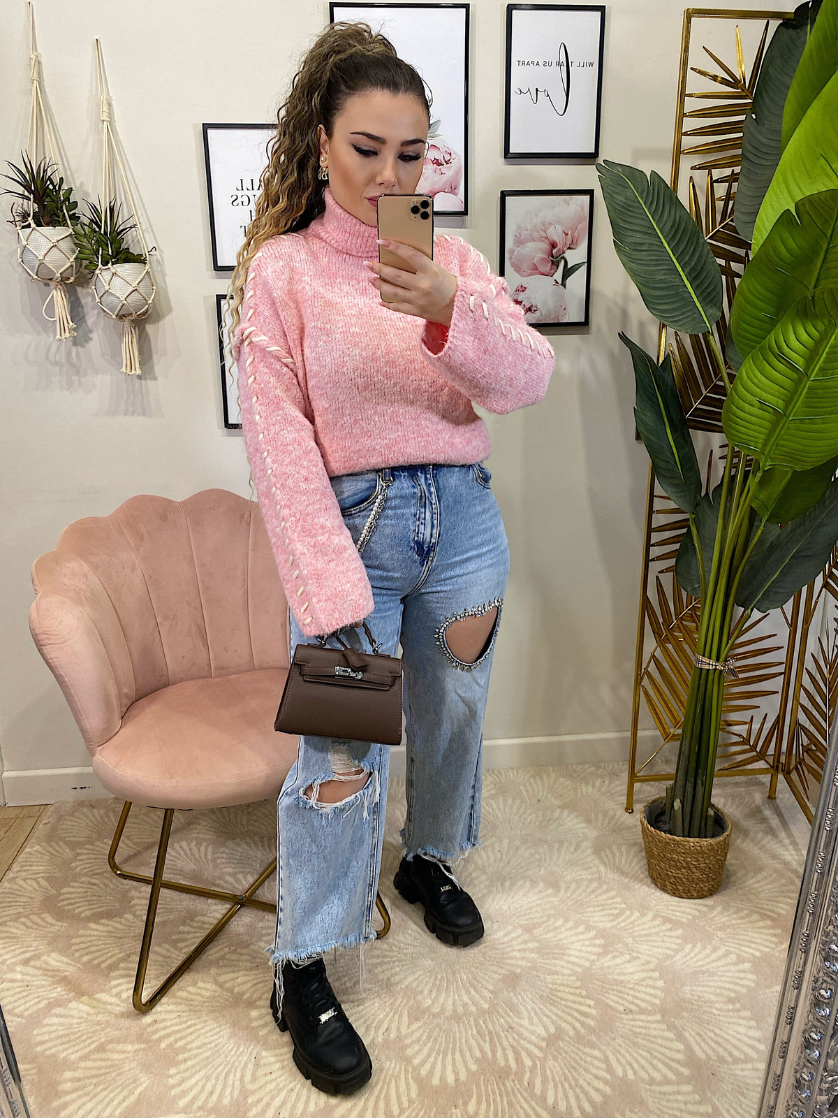 Maglione rosa con lacci bianchi