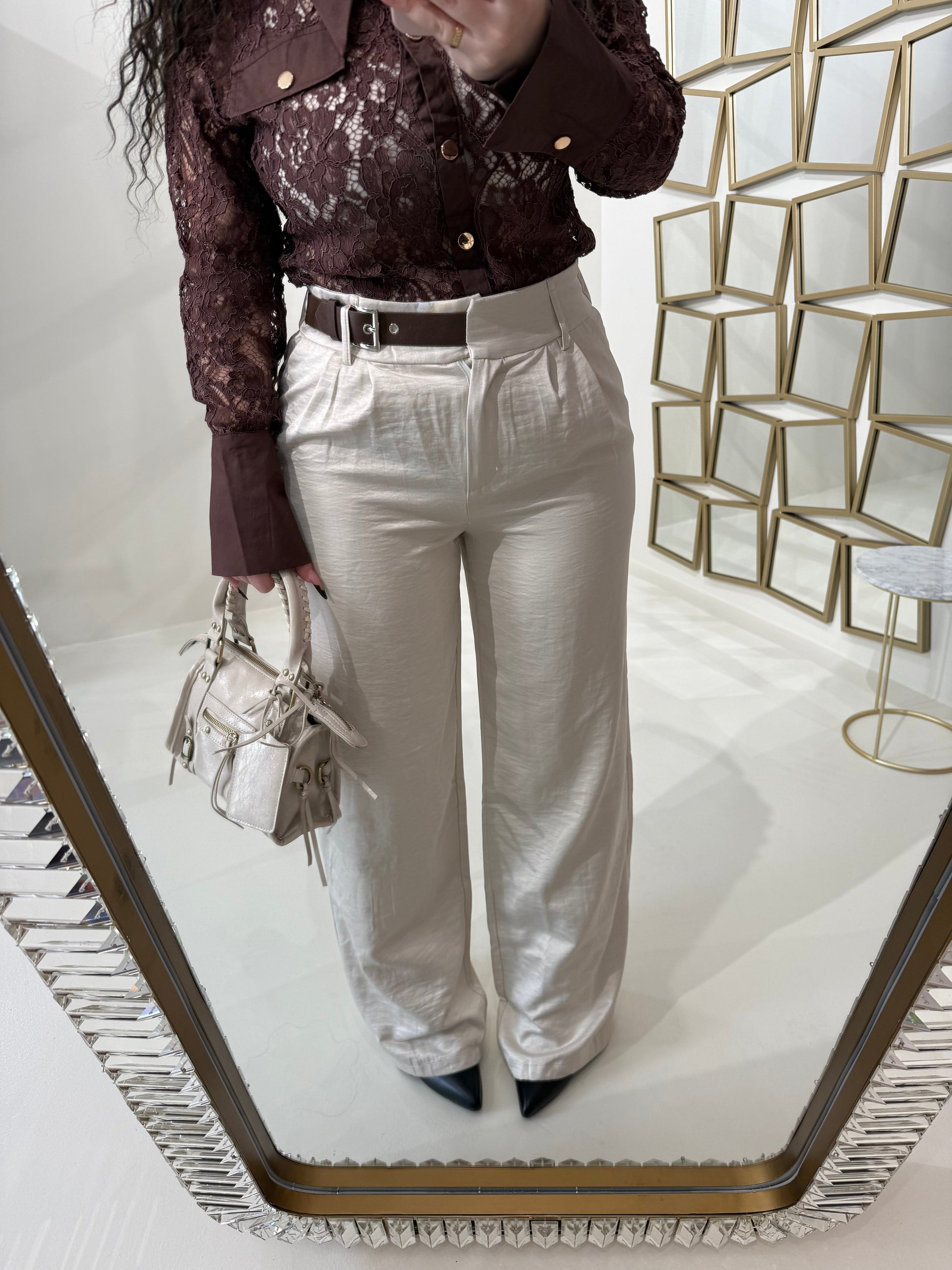 Pantalone con fibbia laterale