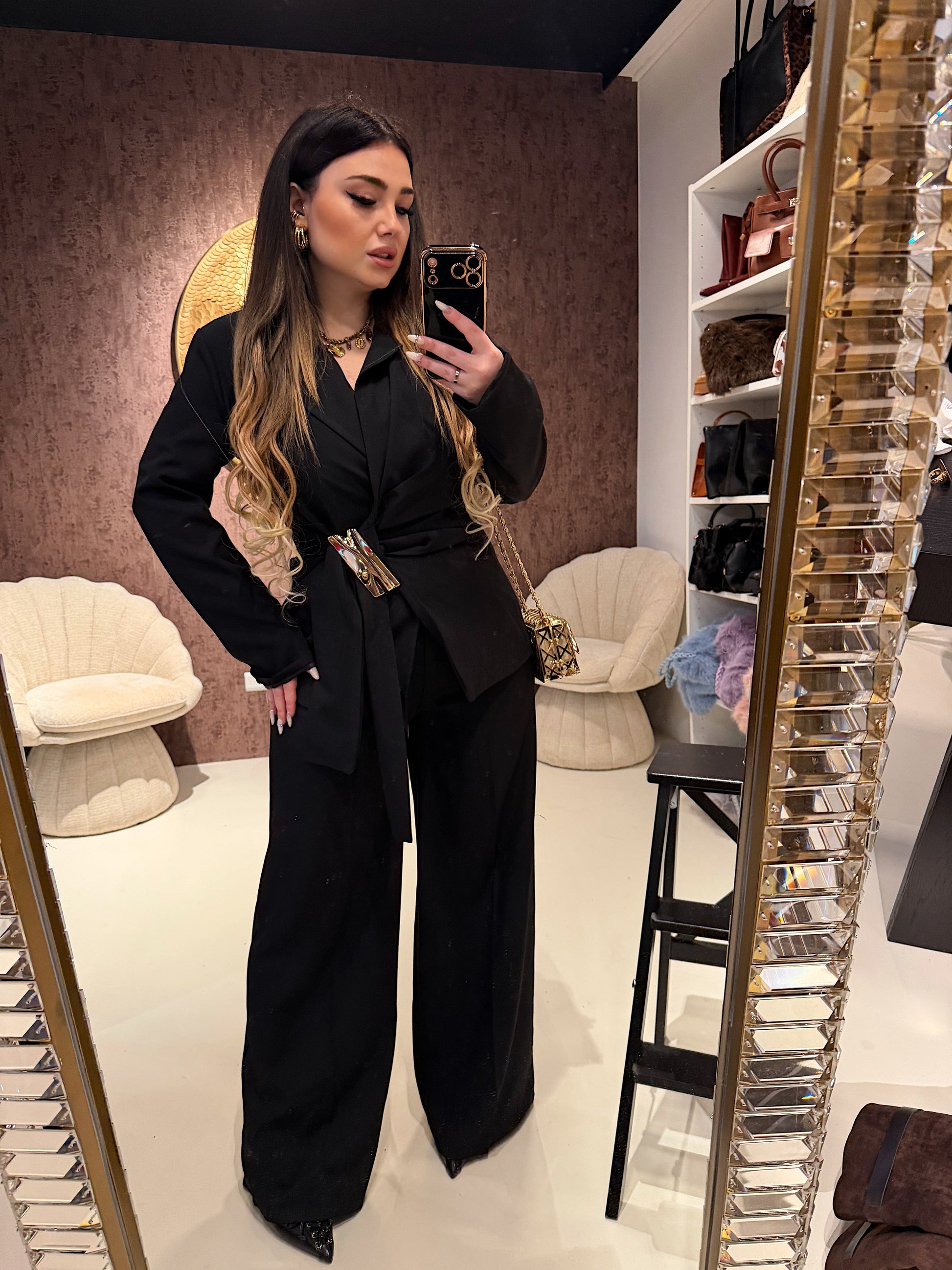 Completo giacca e pantalone con gioiello ￼