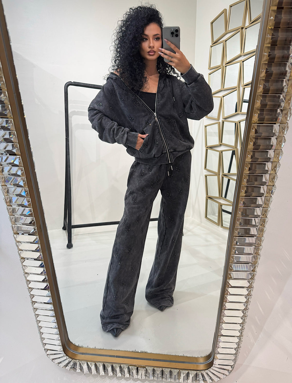 Completo con felpa over e brillantini pantalone a zampa