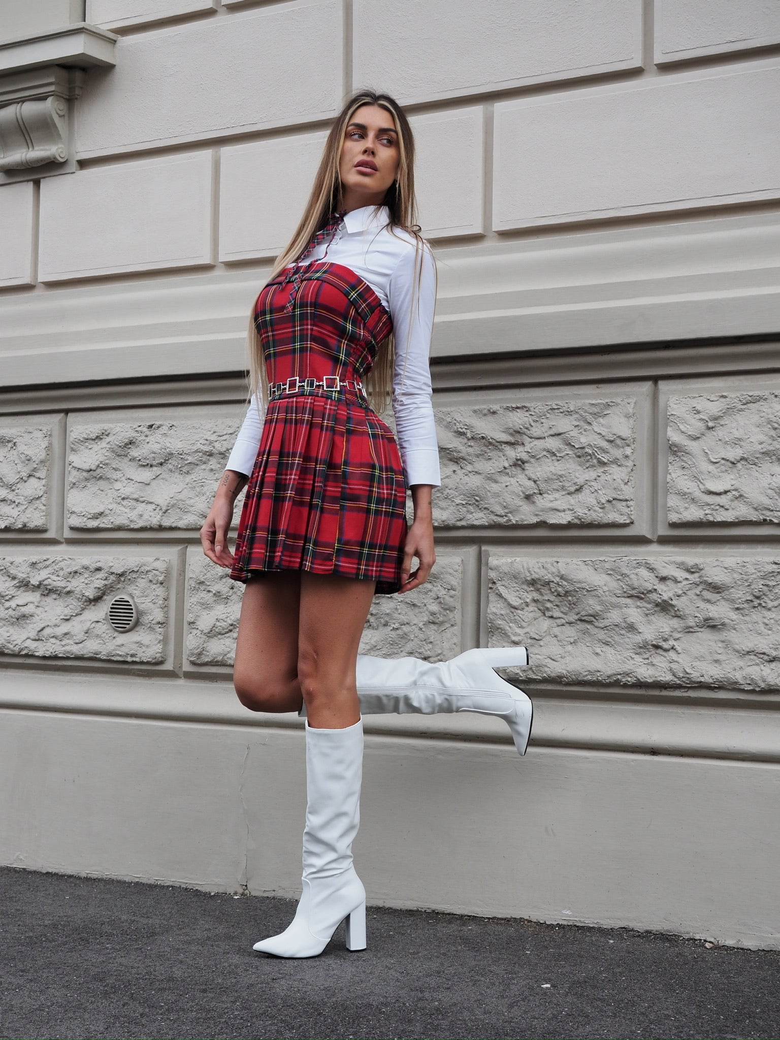 Camicia crop bianca e scozzese