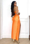 Co-ord arancio con gioielli