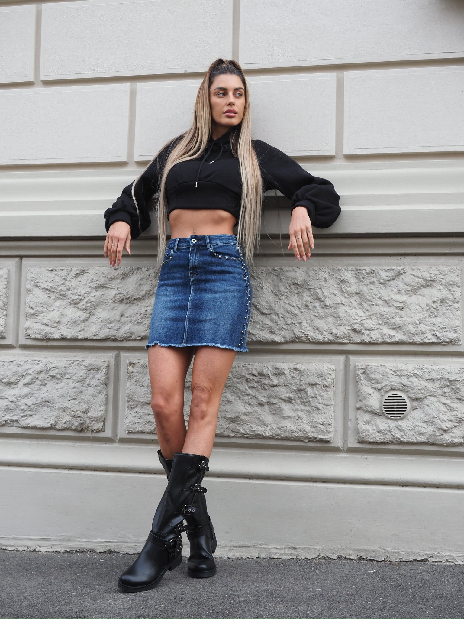 Felpa crop nera con lacci