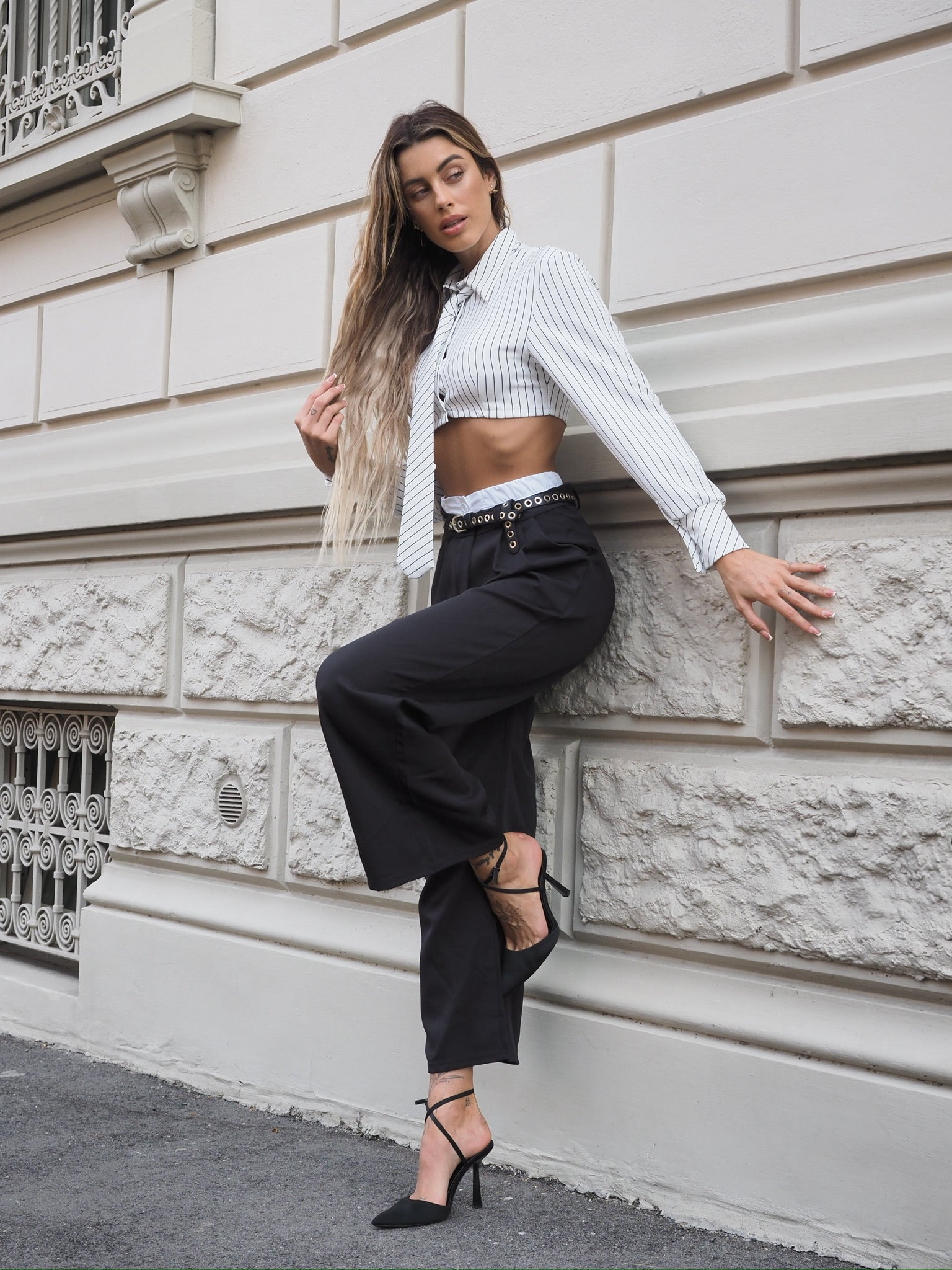 Camicia bianca a righine con cravatta