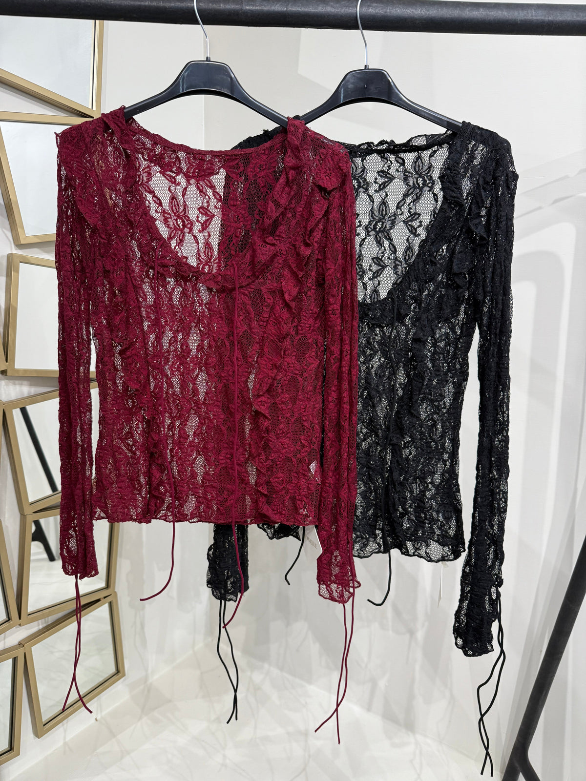 Blusa in pizzo con scollo e lacci sulla manica
