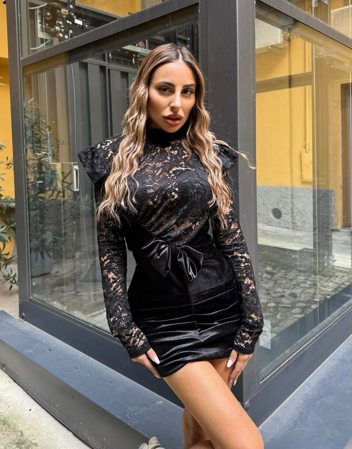 Abito in pizzo nero con fiocco