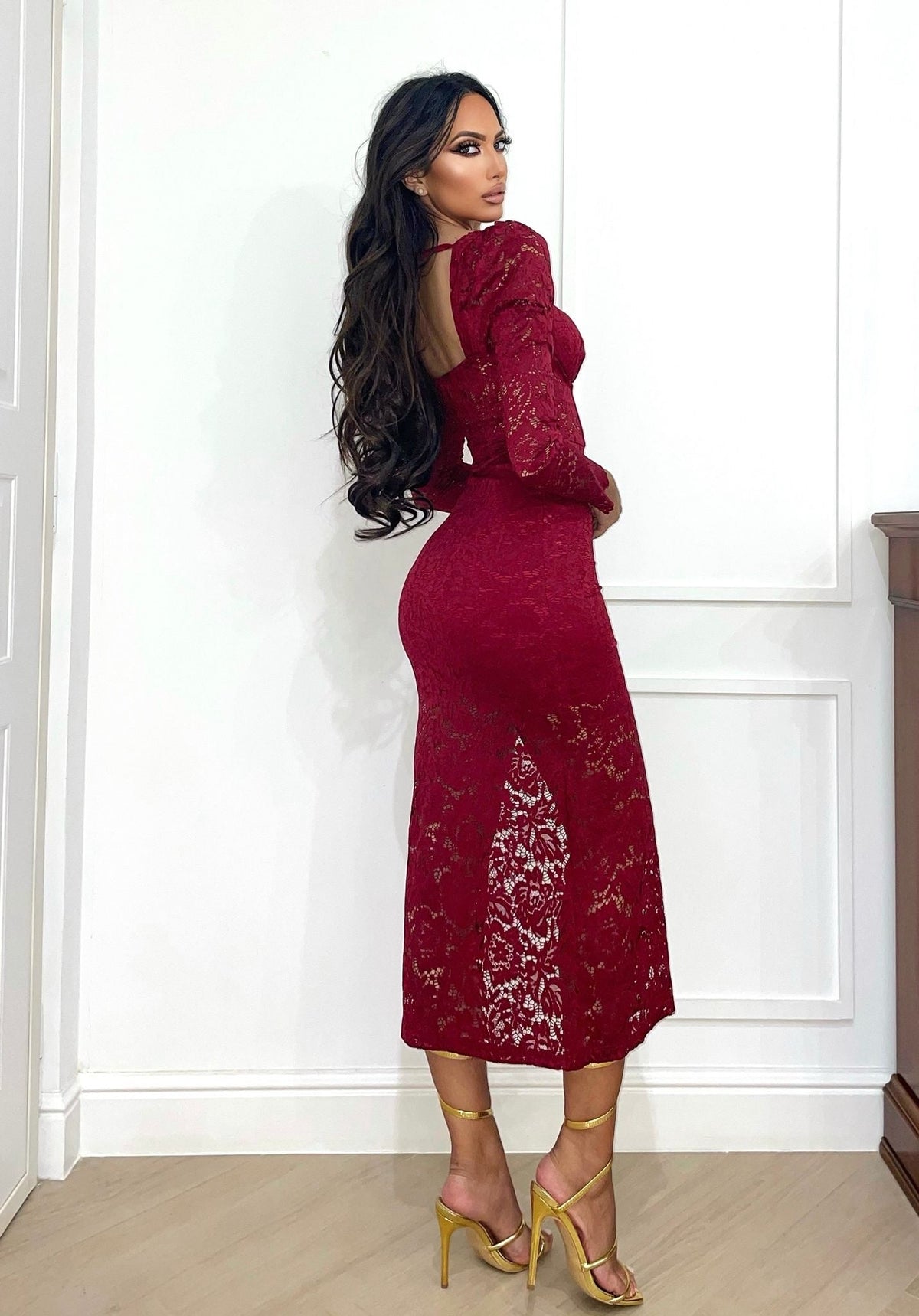 Abito bordeaux con corpino in pizzo