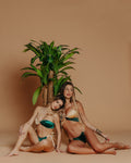 Bikini verde e beige con spallina gioiello