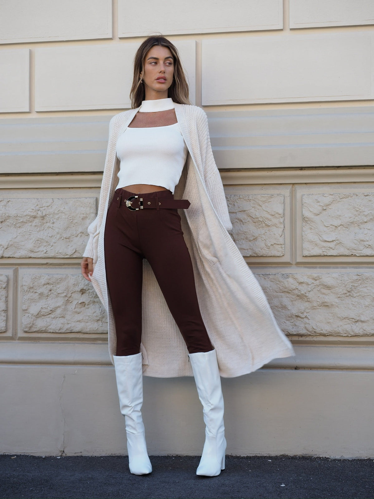 Pantalone choco con cintura oro