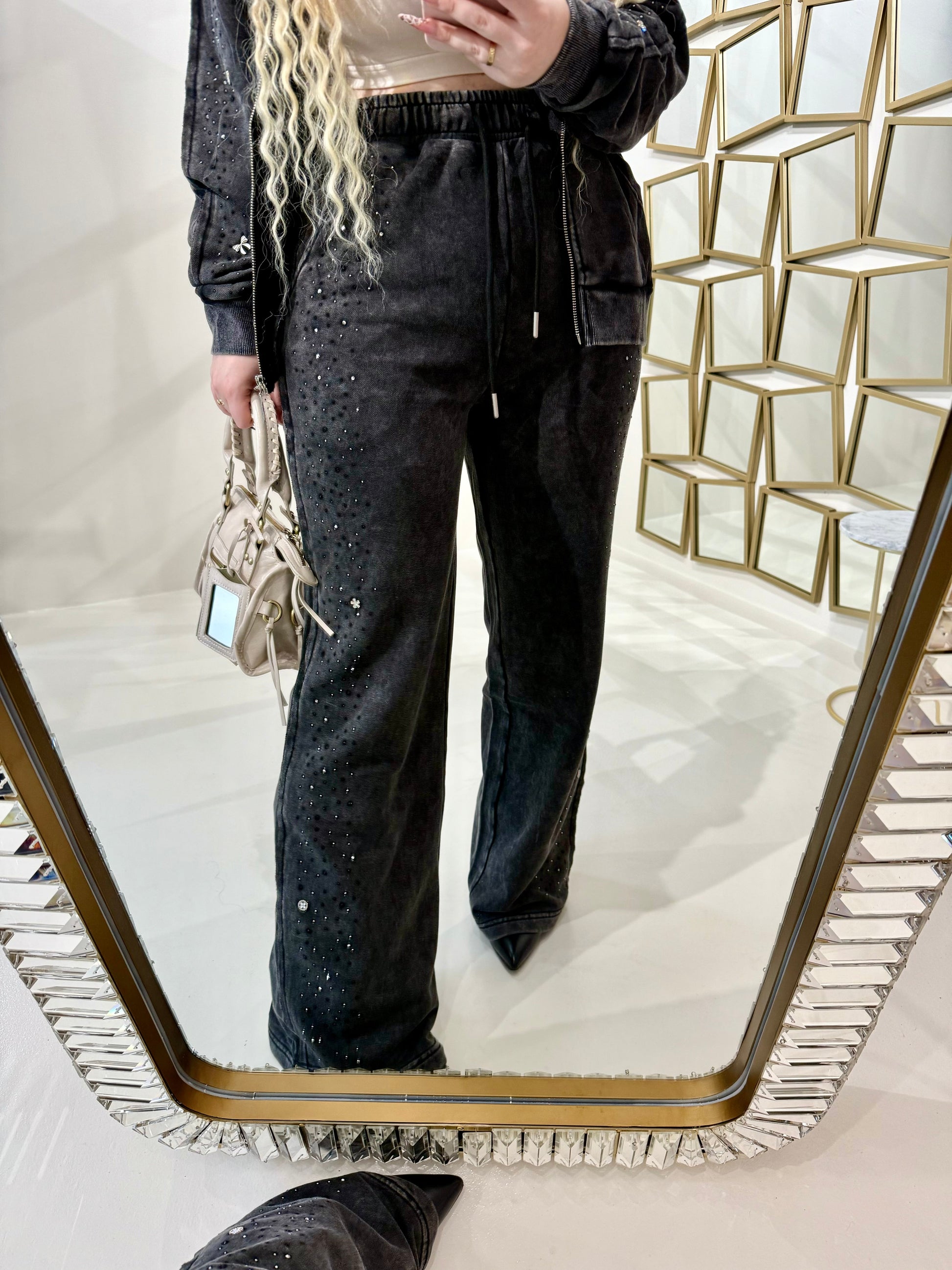 Completo con felpa over e brillantini pantalone a zampa