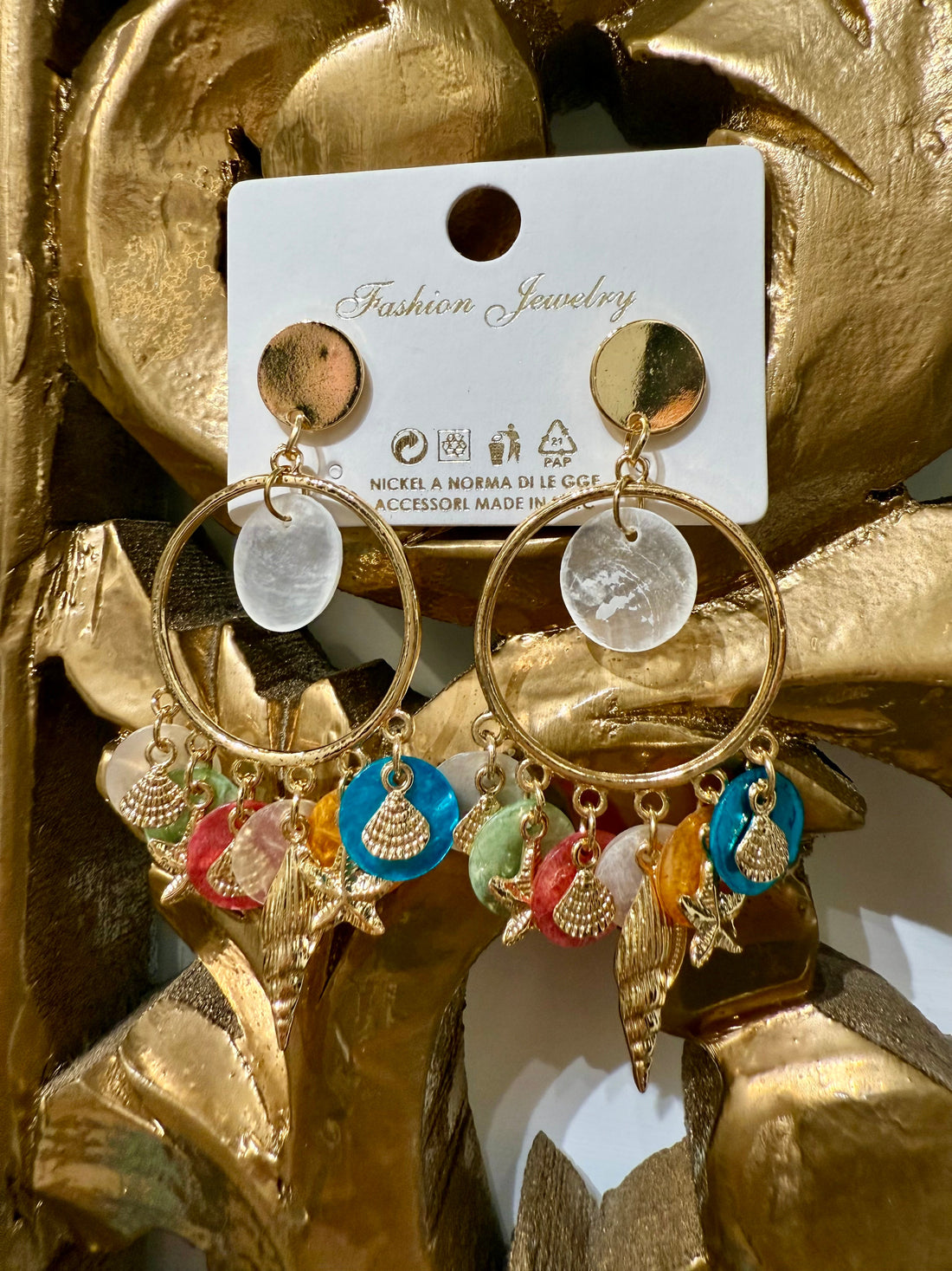 Orecchini cerchi oro con sfere colorate e conchiglie