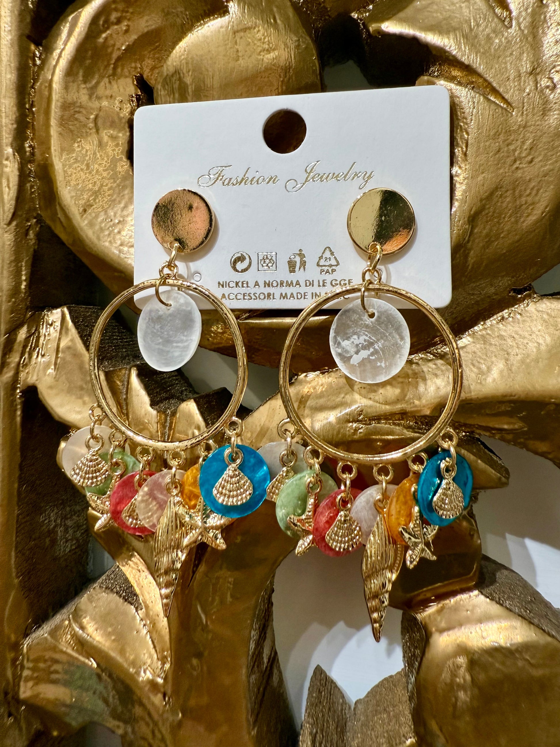 Orecchini cerchi oro con sfere colorate e conchiglie