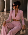 Tailleur giacca e pantalone rosa con dettaglio nero in pizzo