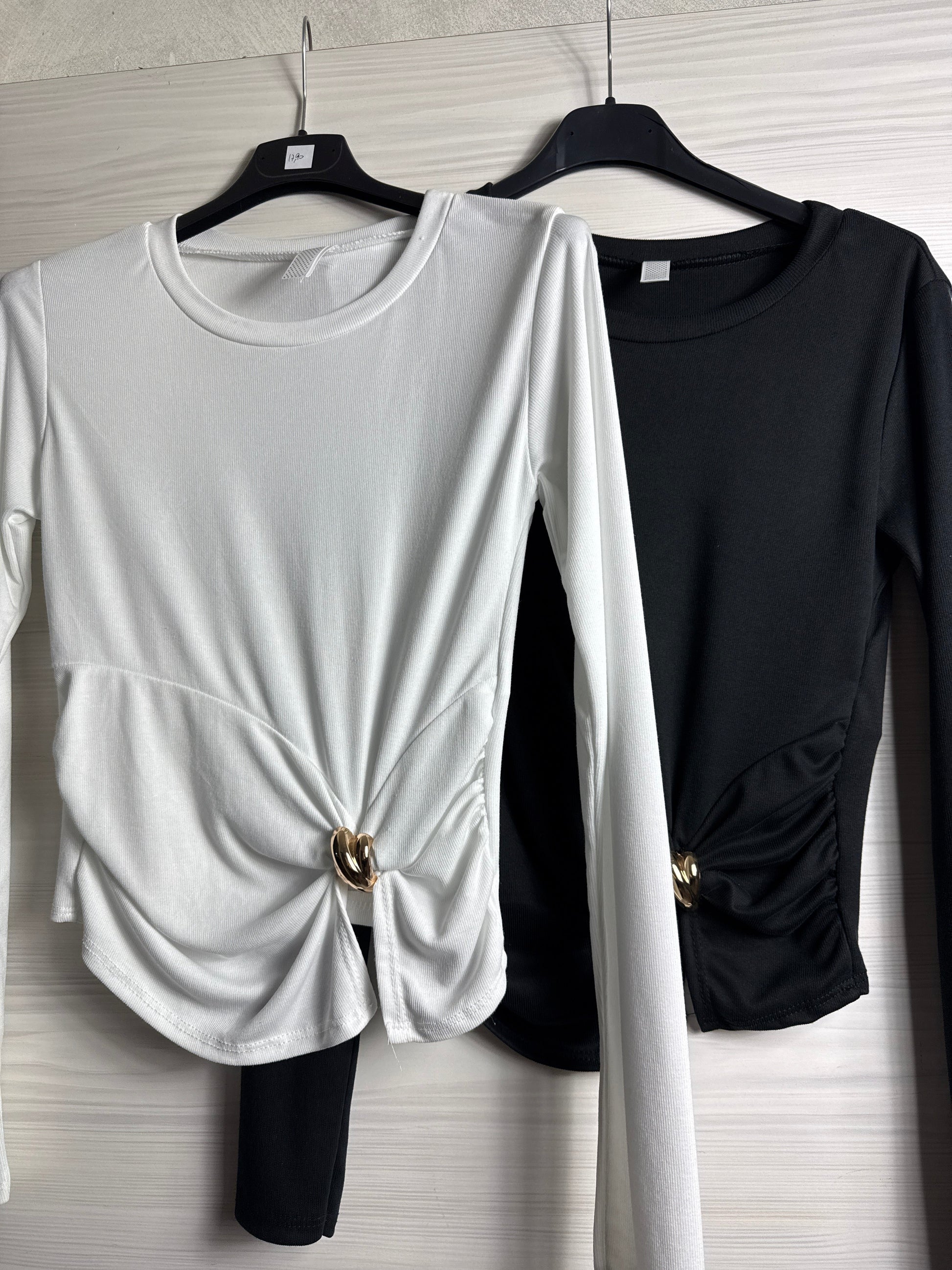 Maglia con fiocco e gioiello oro