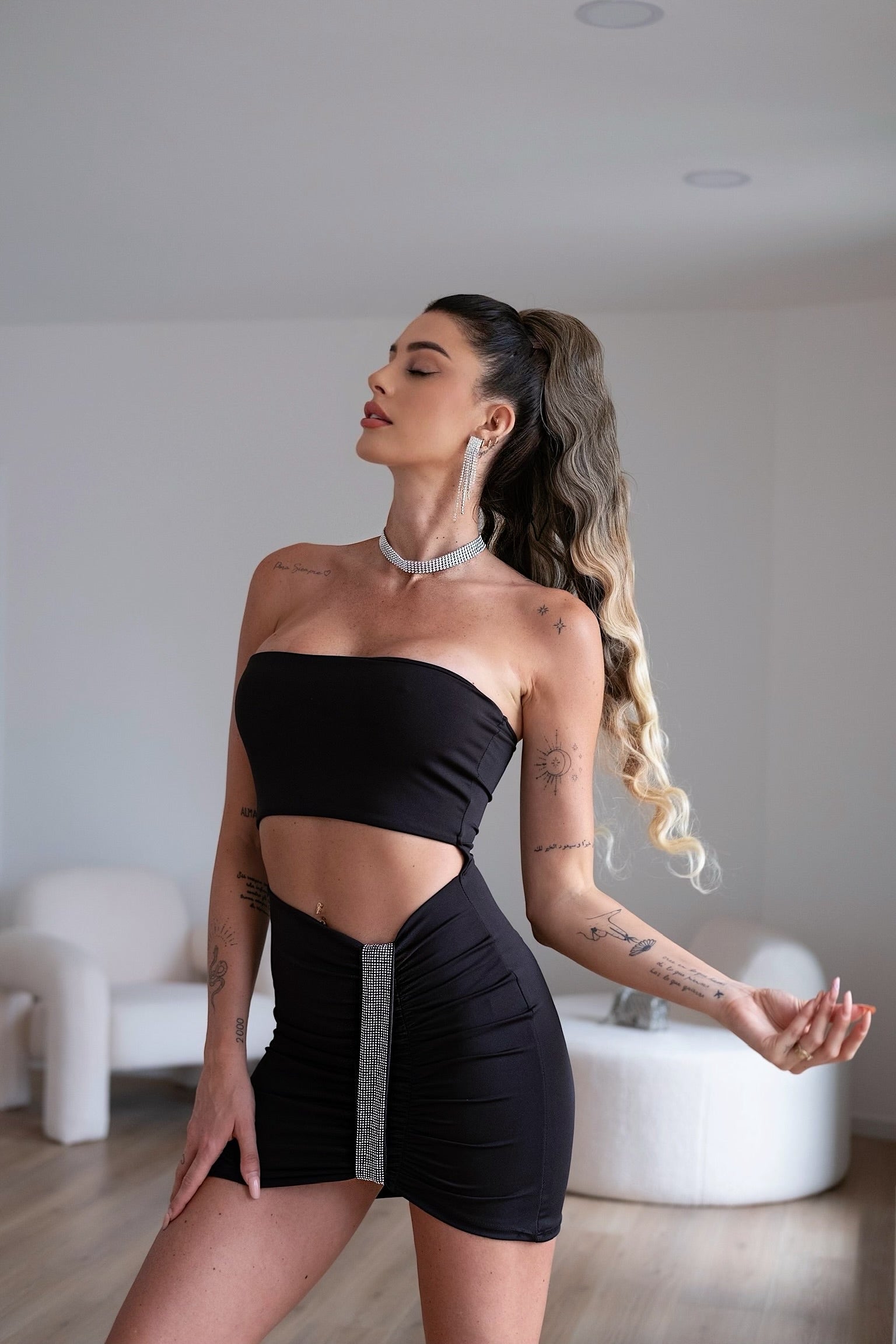 Abito nero a fascia con strass