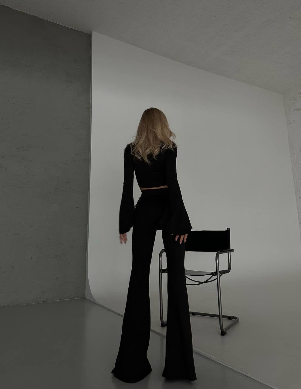 Due pezzi top e pantalone nero