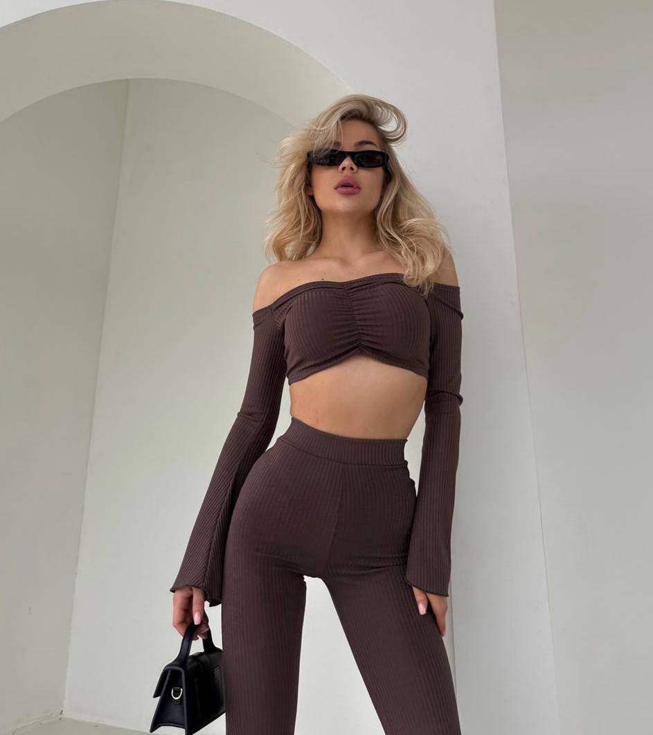 Due pezzi top e pantalone moka