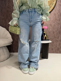 Jeans con strappi e borchiette