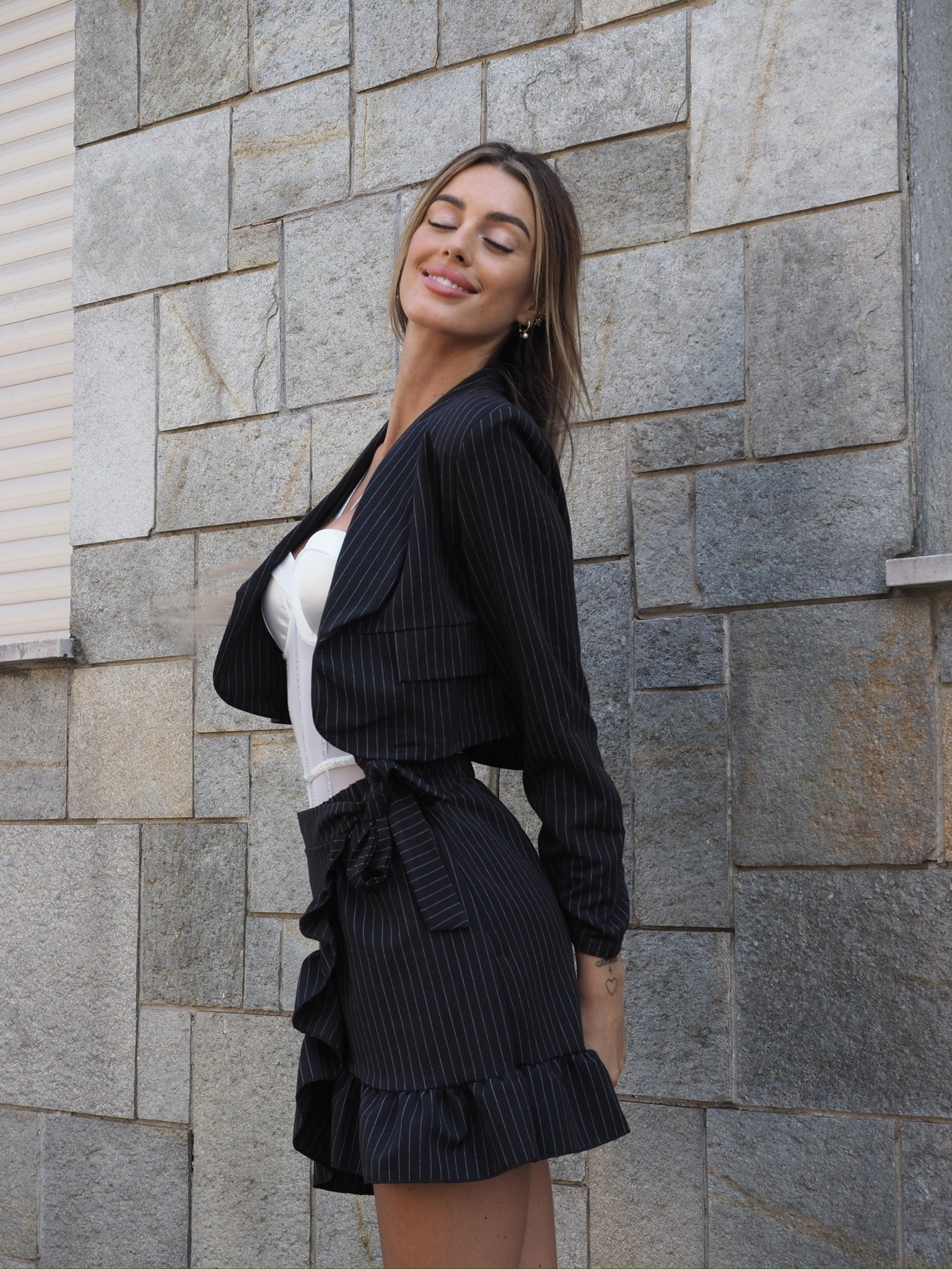 Completo giacca e gonna gessato nero
