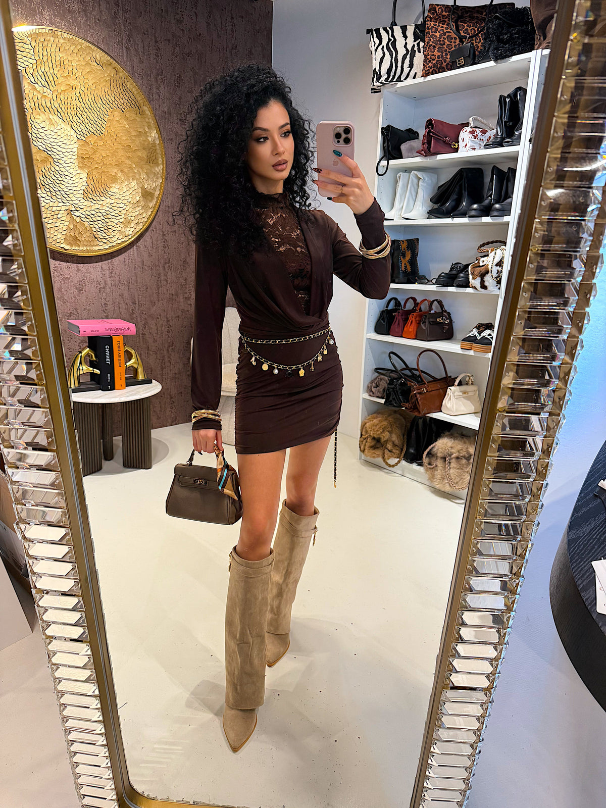 Abito con scollo in pizzo e drappeggio laterale
