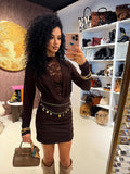 Abito con scollo in pizzo e drappeggio laterale