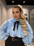 Camicia celeste con fiocco
