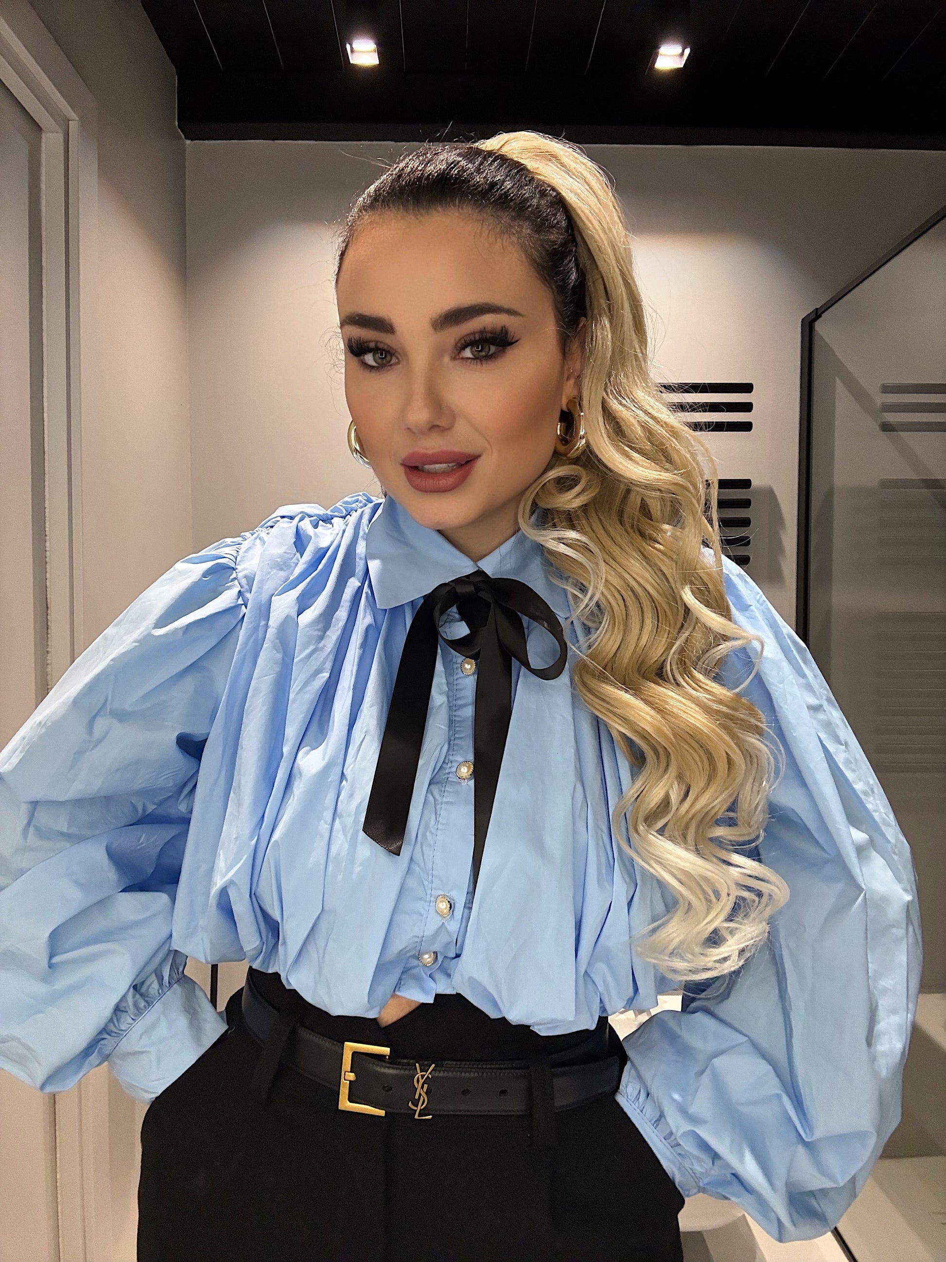 Camicia celeste con fiocco