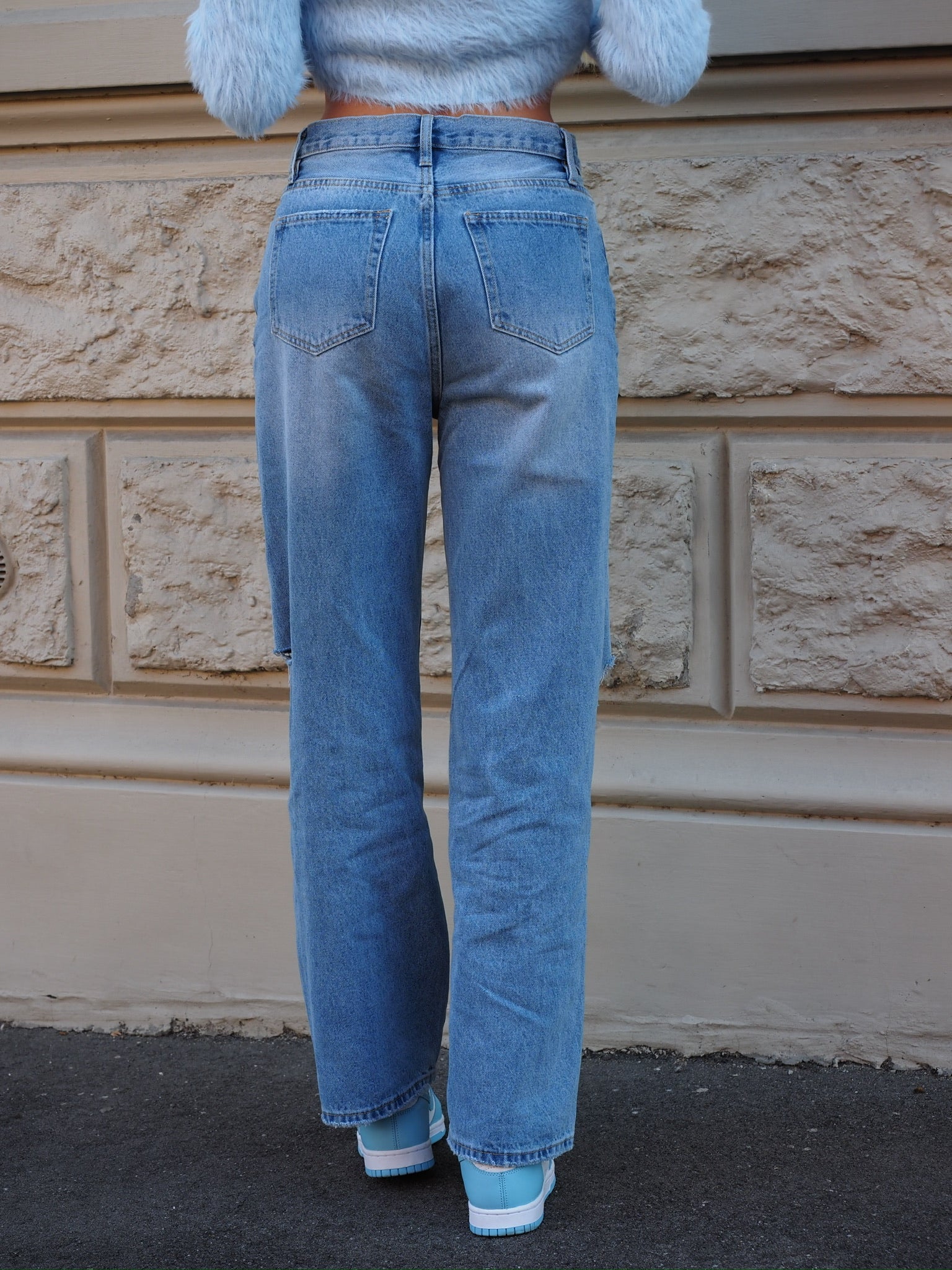 Jeans vita bassa con strappi laterali