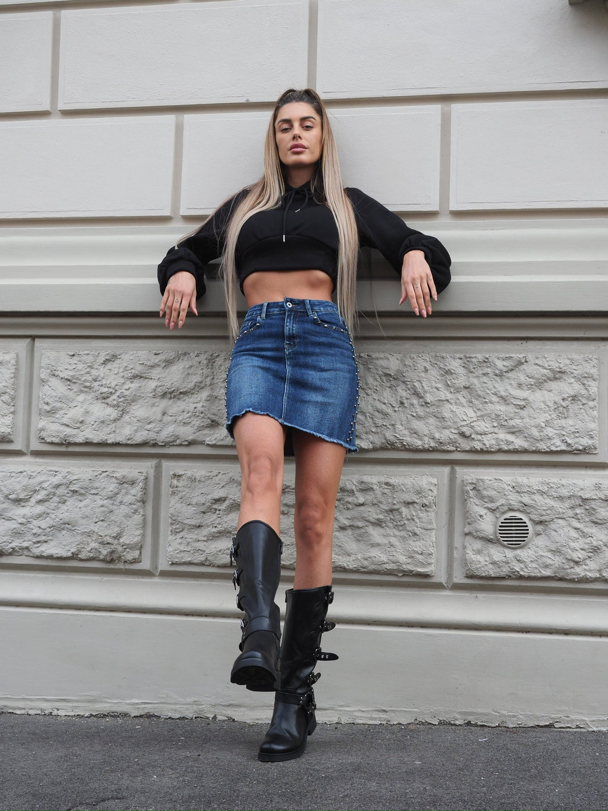 Felpa crop nera con lacci