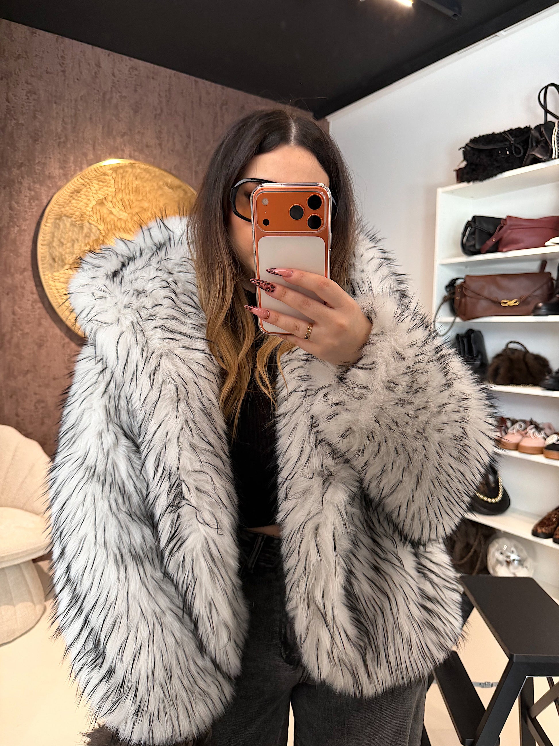 Pelliccia Ecologica con Dettaglio Nero – Oversize Glam
