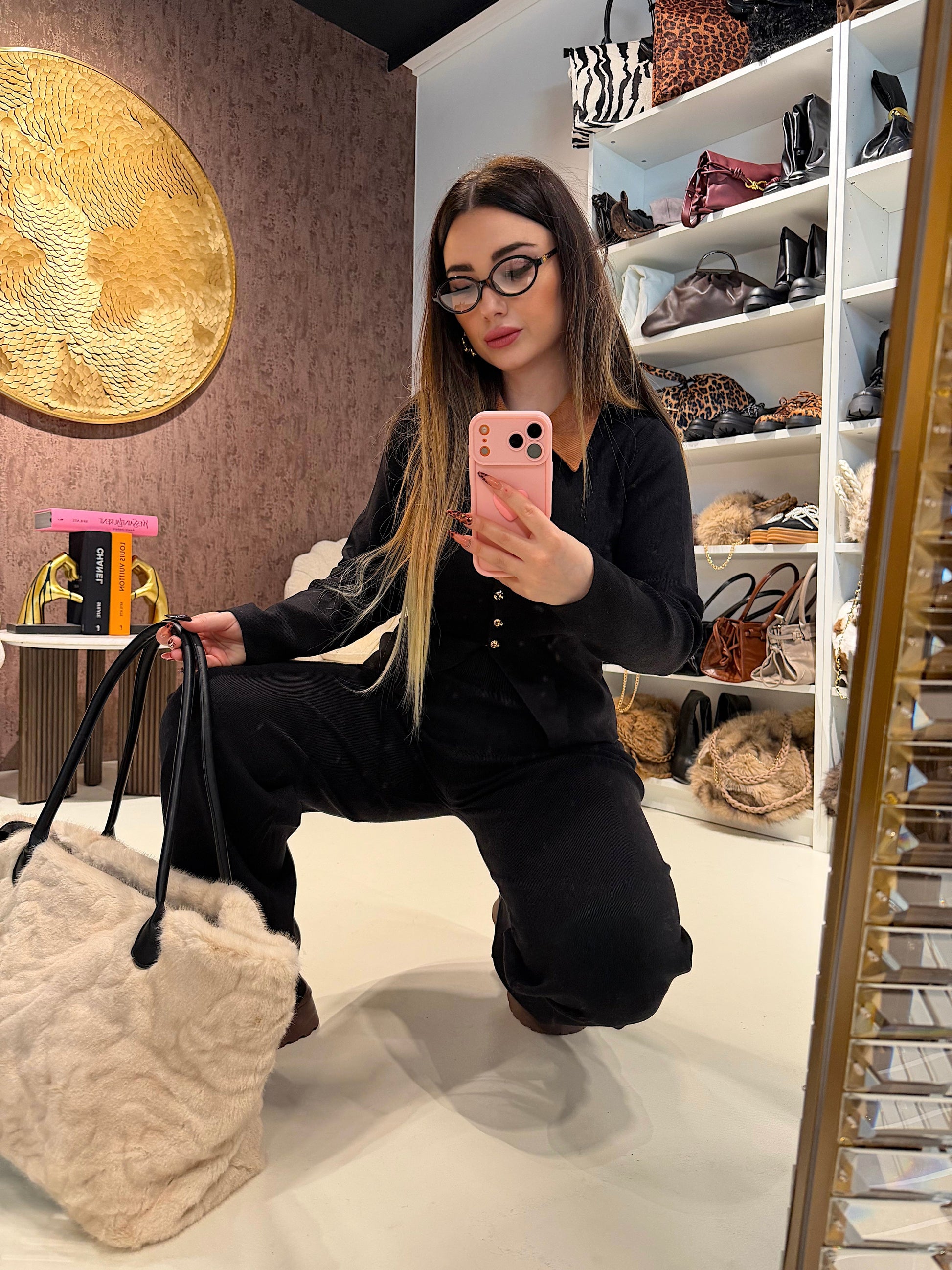 Completo maglia e pantalone con colletto a contrasto